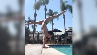 sofie dossi - Baby shows gymnastics in a swimsuit on camera