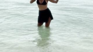 jameela jamil 1 - Baby in the sea dancing in a swimming costume