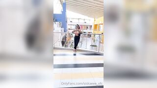 siskaeee ofc - A little girl in a shopping centre shows her tits and doesn't shy away from anyone.